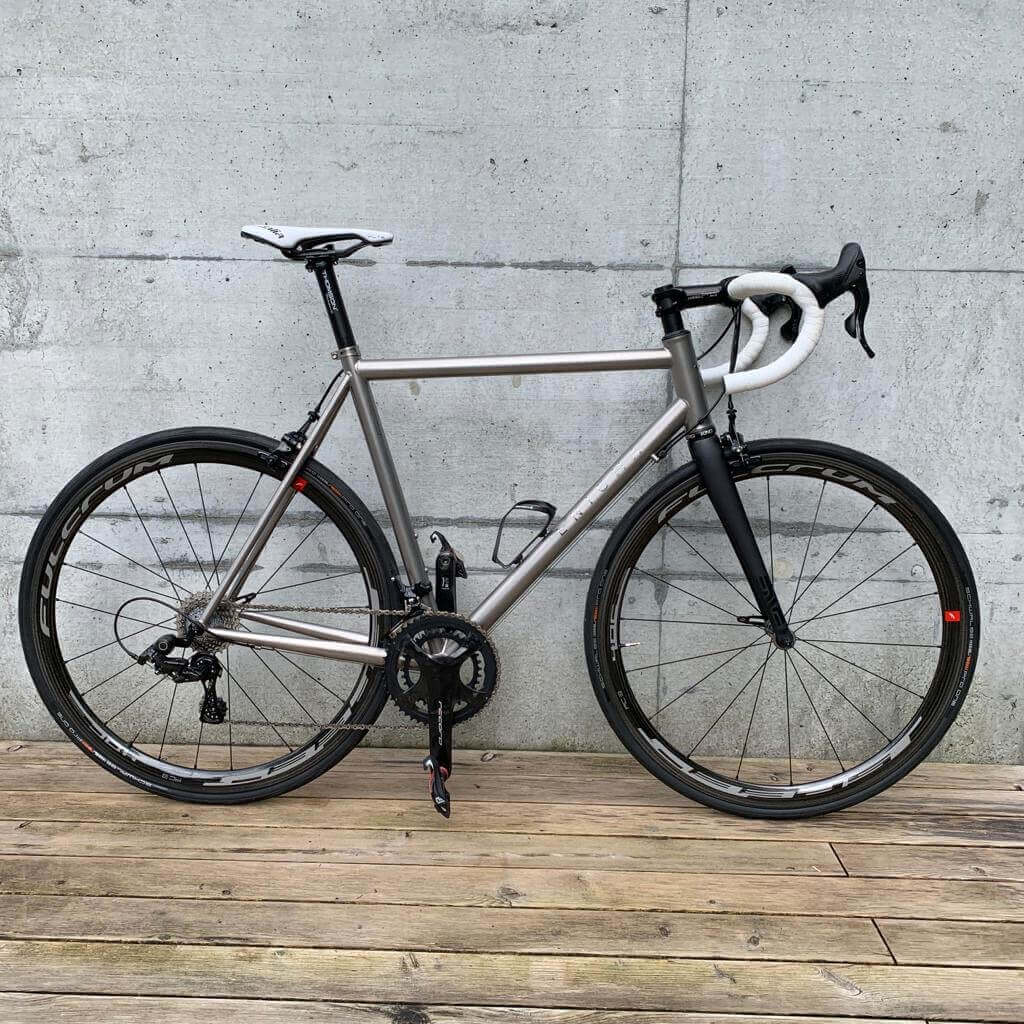 This 2021 Enigma Excel is an excellent road bike with a raw titanium frame